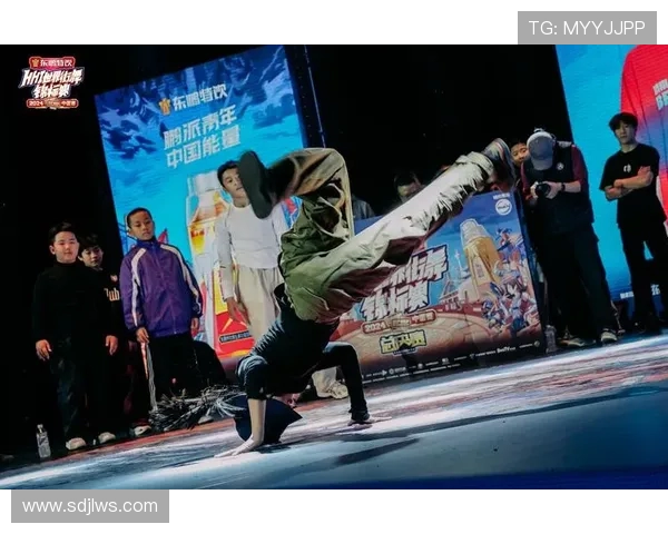 广州街舞队在世界攀岩锦标赛中的灵活性表现引发热议与赞赏 广州街舞队在世界攀岩锦标赛中的灵活性表现引发热议与赞赏