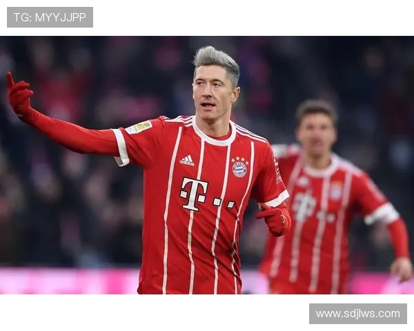 莱万在欧冠赛场火力全开10场12球领跑射手榜稳获金靴荣誉