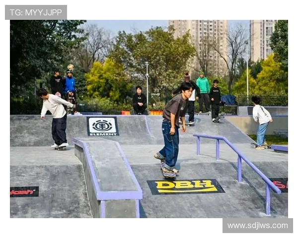 重庆滑板队配合引发热议球员间默契与争议并存的背后故事 重庆滑板队配合引发热议球员间默契与争议并存的背后故事